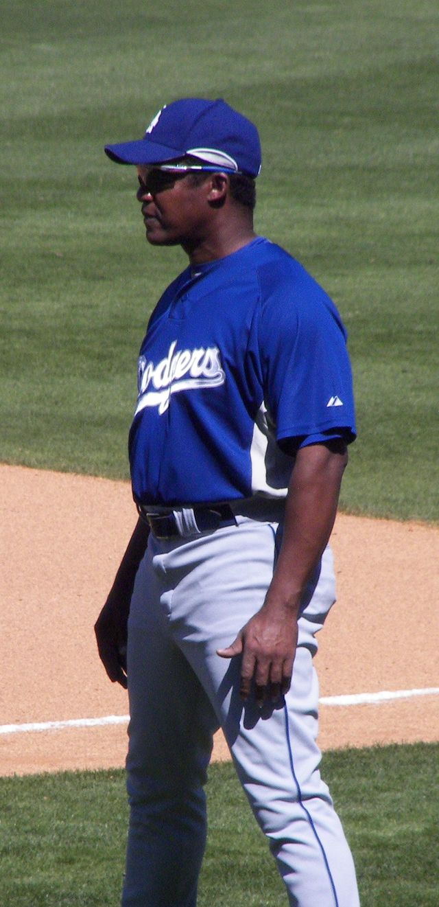 Mariano Duncan, entonces coach de primera base de los Dodgers, en un juego de primavera en Fort Myers en 2007