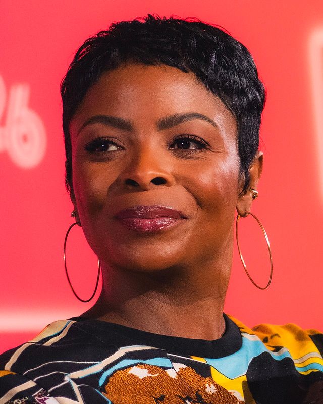 Janelle James sonríe con aretes de argolla dorados durante Televerse 2026 en Los Ángeles