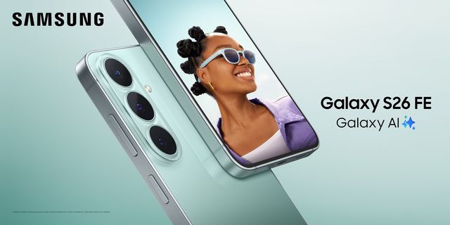 El Galaxy S26 FE en color verde menta con una mujer sonriente en la pantalla