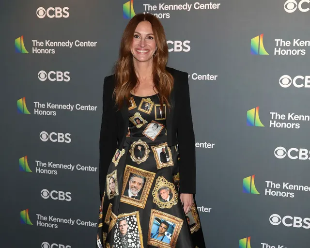 Julia Roberts llena vestido con fotos de George Clooney