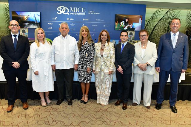 Ignacio Peñalver, Maria Grazia Battaglia, Roberto Henríquez, Aguie Lendor, Santiago González, Elizabeth Tovar y Juan Manuel Martín de Oliva frente al panel de SDQ MICE