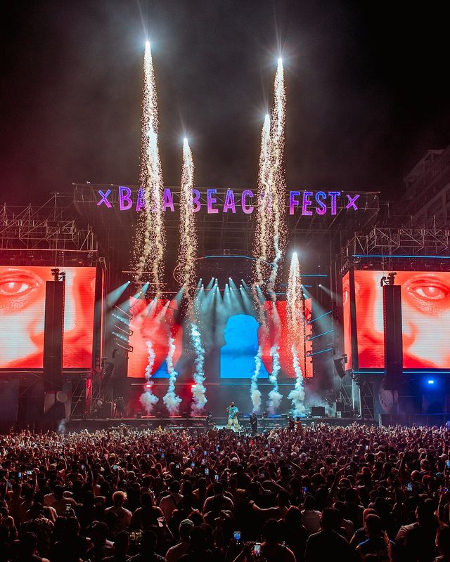 Eladio Carrión canta en una tarima con fuegos artificiales y pantallas gigantes frente a miles de fanáticos en el Baja Beach Fest 2023