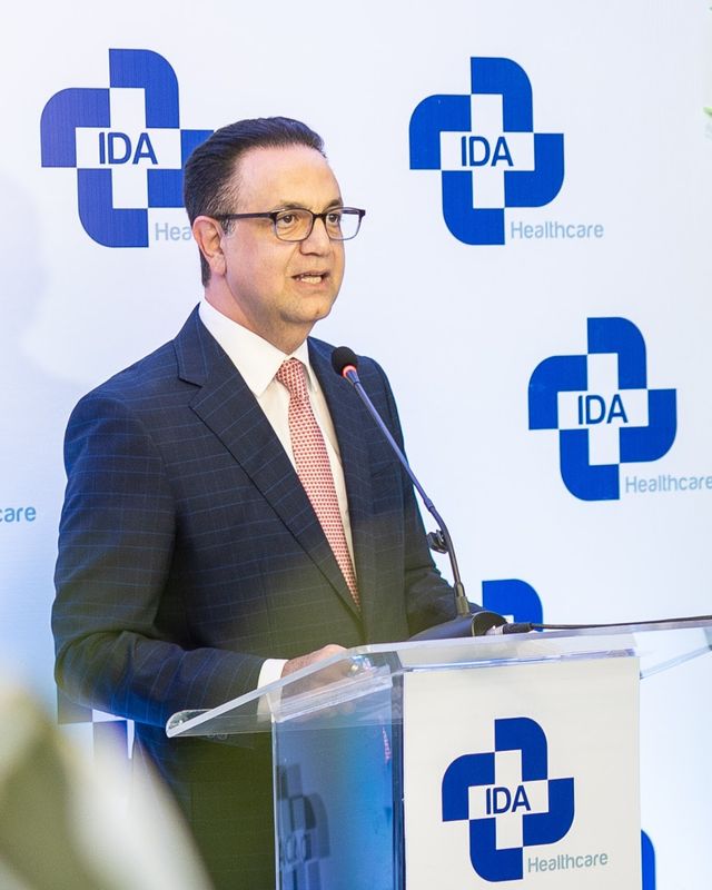 El doctor Hamid R. Feiz, fundador de IDA Healthcare, habla desde el podio