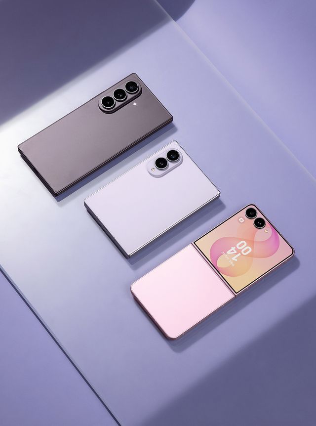 Tres plegables de la serie Galaxy Z8 sobre una superficie lila