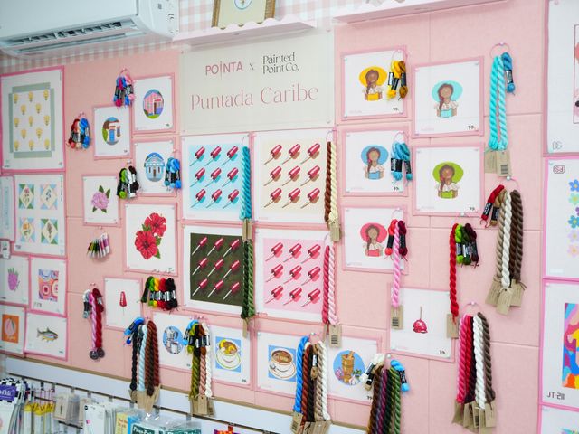 Piezas de la colección Puntada Caribe en exhibición
