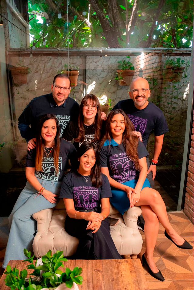 Integrantes del nuevo Consejo Directivo de Best Buddies República Dominicana con camisetas de la fundación