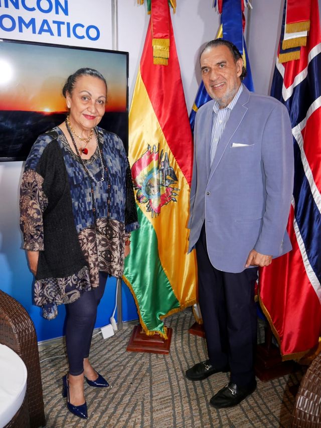 Marcos Rivera, cónsul honorario de Bolivia, y María León Bermúdez en el Rincón Diplomático