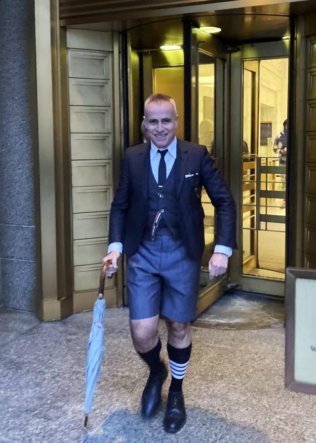 Diseñador Thom Browne vence a Adidas en batalla judicial