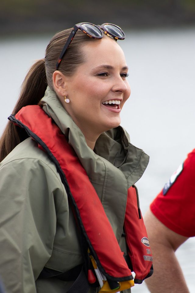 Ingrid Alexandra de Noruega sonríe con chaleco salvavidas y gafas de sol en la cabeza durante un acto de la Cruz Roja