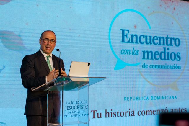 El élder Valeri V. Cordón habla desde el podio