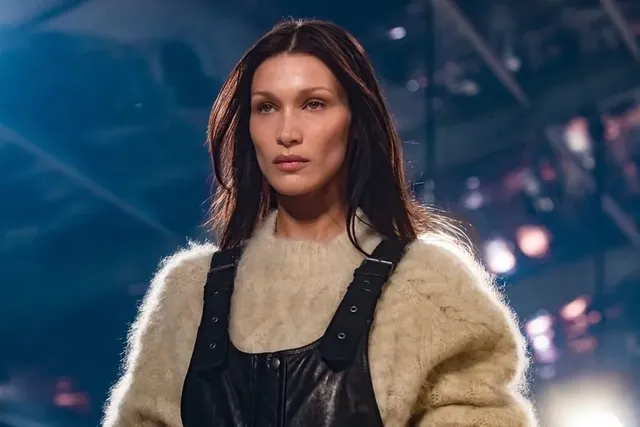 Vestido “spray” de Bella Hadid y los momentos míticos de la moda