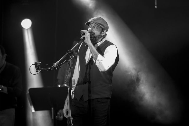 Juan Luis Guerra sonríe durante una presentación en 2017