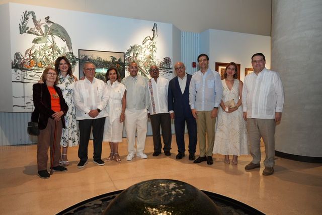 Invitados frente a obras de la exposición El mar como territorio en el Centro Cultural Rainieri