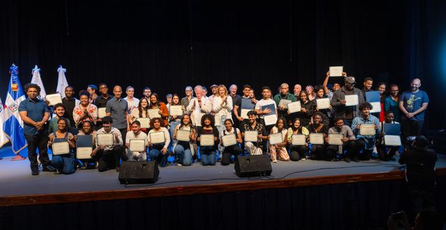 Estudiantes y profesores de Berklee en Santo Domingo posan en un escenario con sus certificados