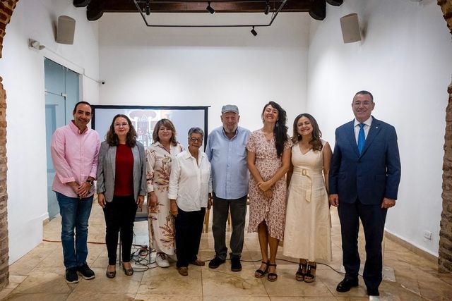 Emilio Torres, Miriam Arredondo, Rosalía Feris, Mayra Johnson, Freddy Ginebra, Raquel Casares, Raquel Fiallo y Juan Manuel Martín de Oliva en la presentación del taller