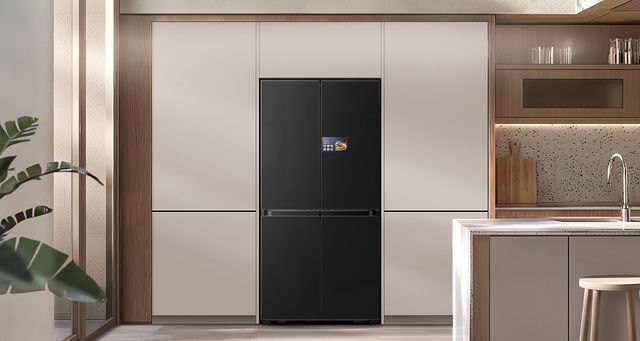 Refrigerador Samsung Bespoke AI de cuatro puertas en una cocina moderna