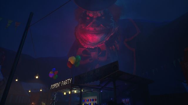 La enorme figura del payaso Bobby se asoma sobre la feria iluminada