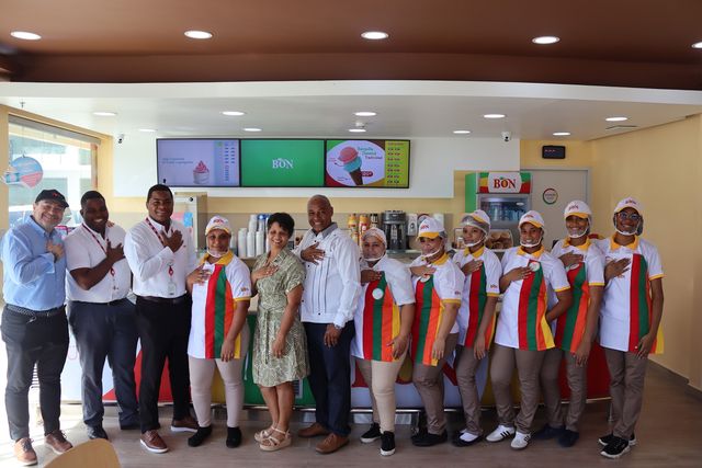 Guillermo Botero, David Reyes y Maryen de León junto a colaboradores de Helados Bon