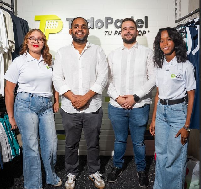 El equipo de Todo Pádel frente al logo de la tienda