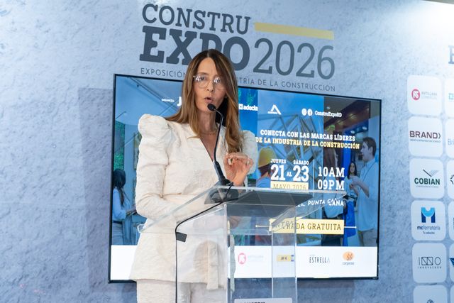 Miriam Batista, coordinadora general de Construexpo 2026, habla desde el atril