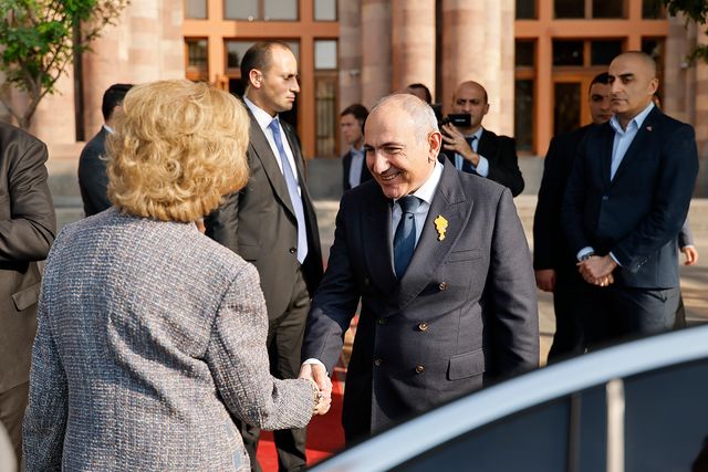 Nikol Pashinyan estrecha la mano de la reina Sofía a su llegada a la sede del Gobierno armenio