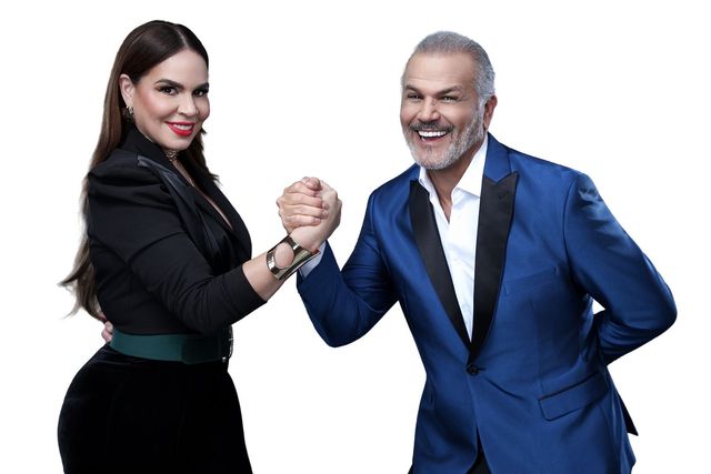 Brenda Sánchez y Carlos Alfredo Fatule chocan los puños en una foto promocional