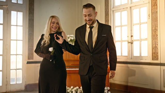 Miriam Cruz y un acompañante en una escena del video de «Me Enamoré De Ti»