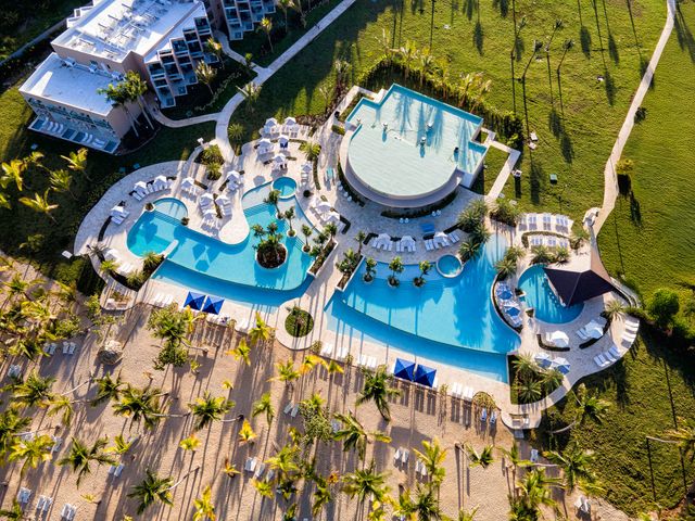 Vista aérea de las piscinas y la playa de Viva Miches by Wyndham en Playa Esmeralda