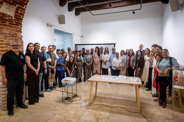 Foto de grupo de los asistentes en el salón de la presentación