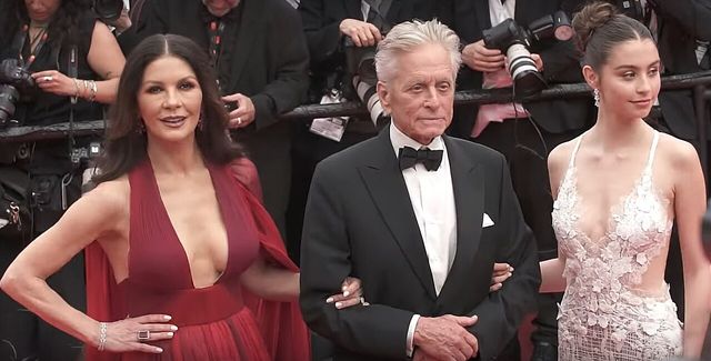 Michael Douglas, de esmoquin, en la alfombra roja de Cannes 2023 junto a Catherine Zeta-Jones y su hija Carys