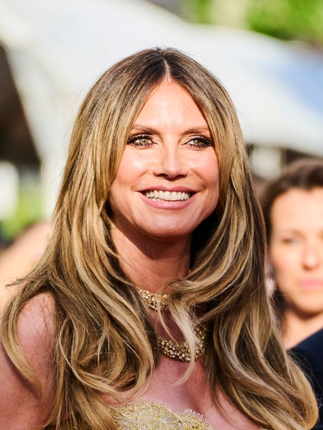 Heidi Klum sonríe con el cabello suelto y un collar dorado en la alfombra roja del Festival de Cannes 2026