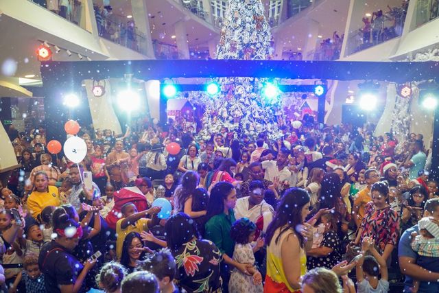Acrópolis Business Mall se envuelve en la magia de una Blanca navidad