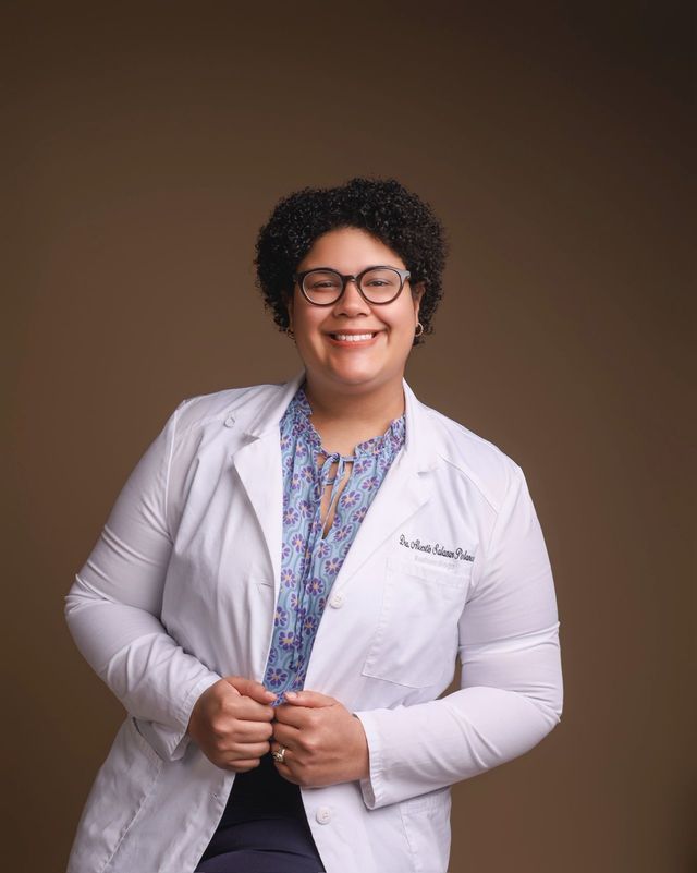 La doctora Alcestis Salazar Polanco, oncóloga radioterápica de RADONIC, con bata blanca