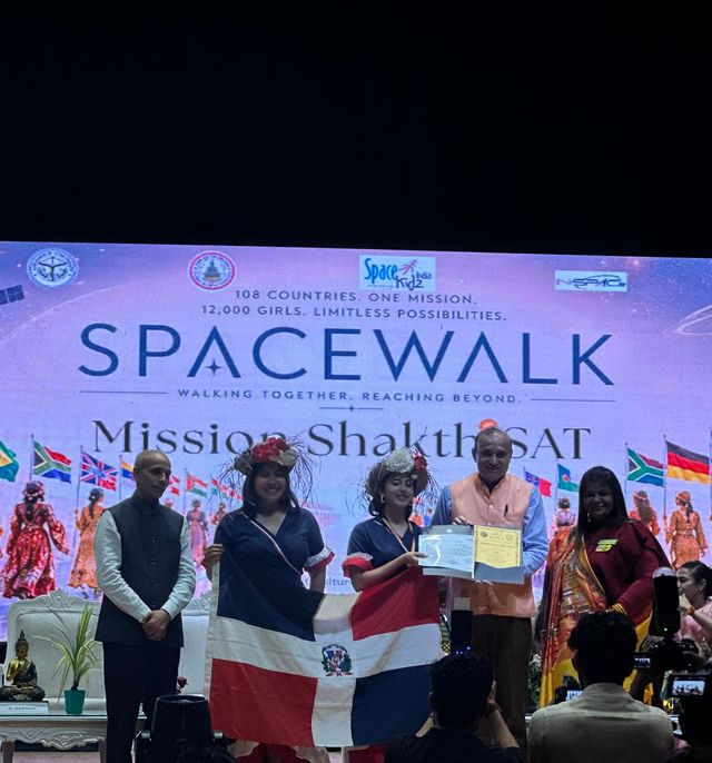 Entrega de diploma a la delegación dominicana en Mission ShakthiSAT