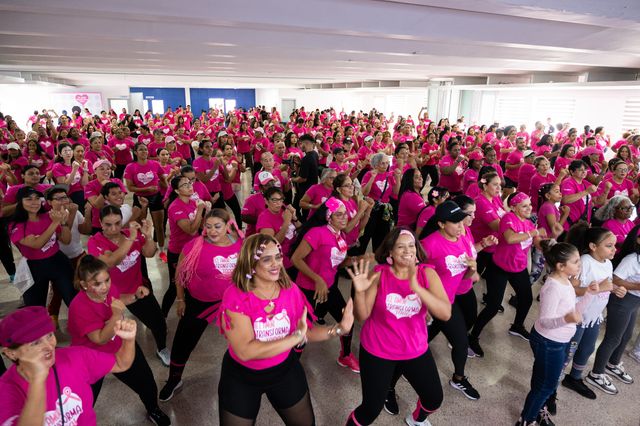 Decenas de participantes con camisetas rosadas bailan en el Zumbathon «Bailo por Ti» de la Fundación Oncoserv