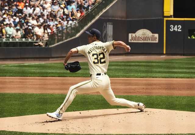 Jacob Misiorowski lanza con el uniforme de los Cerveceros de Milwaukee en el American Family Field