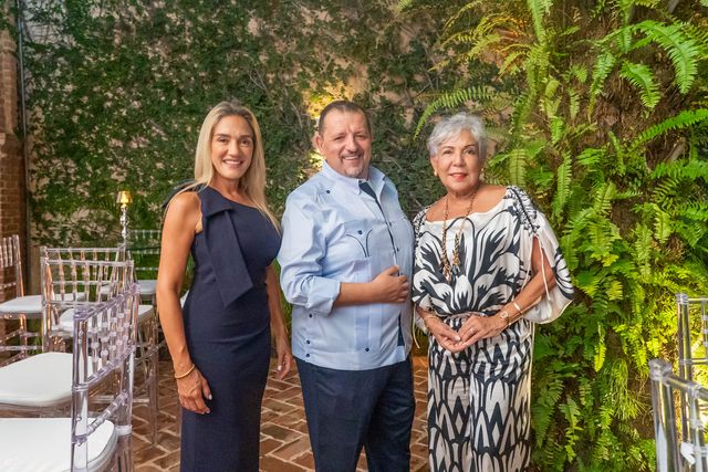 Raquel Labarbera, Alberto Martín y Olga De Los Santos frente a un jardín vertical