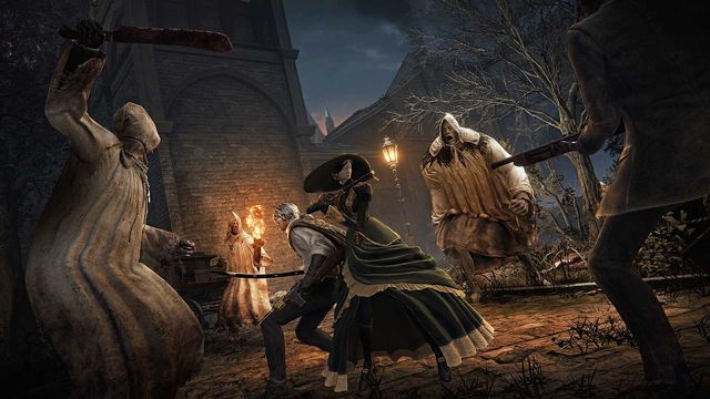 Dos personajes pelean contra criaturas encapuchadas en una calle nocturna de The Duskbloods