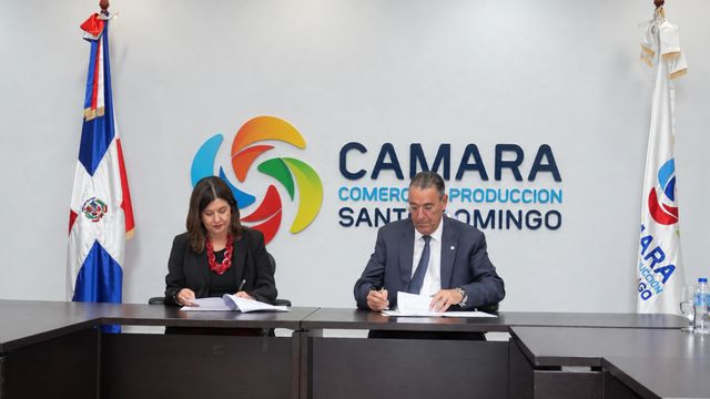 Lucile Houellemont y Juan Manuel Martín de Oliva firman el convenio entre la Cámara y el Clúster Turístico