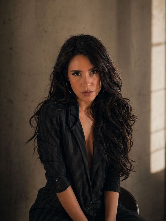 Retrato de Celeste Sanazi con blazer negro