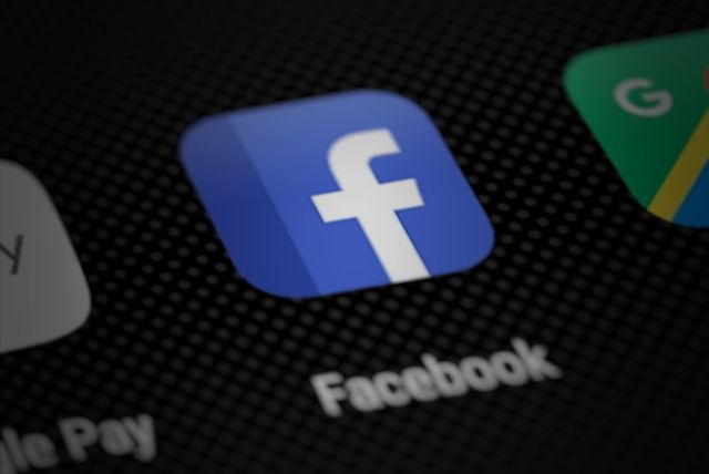 El ícono azul de la aplicación de Facebook en la pantalla de un teléfono inteligente