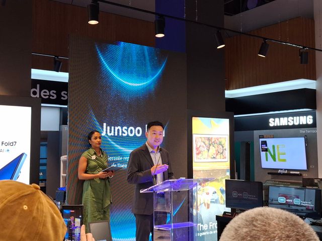 Una expositora habla desde un podio durante el lanzamiento de Samsung y Casa Cuesta