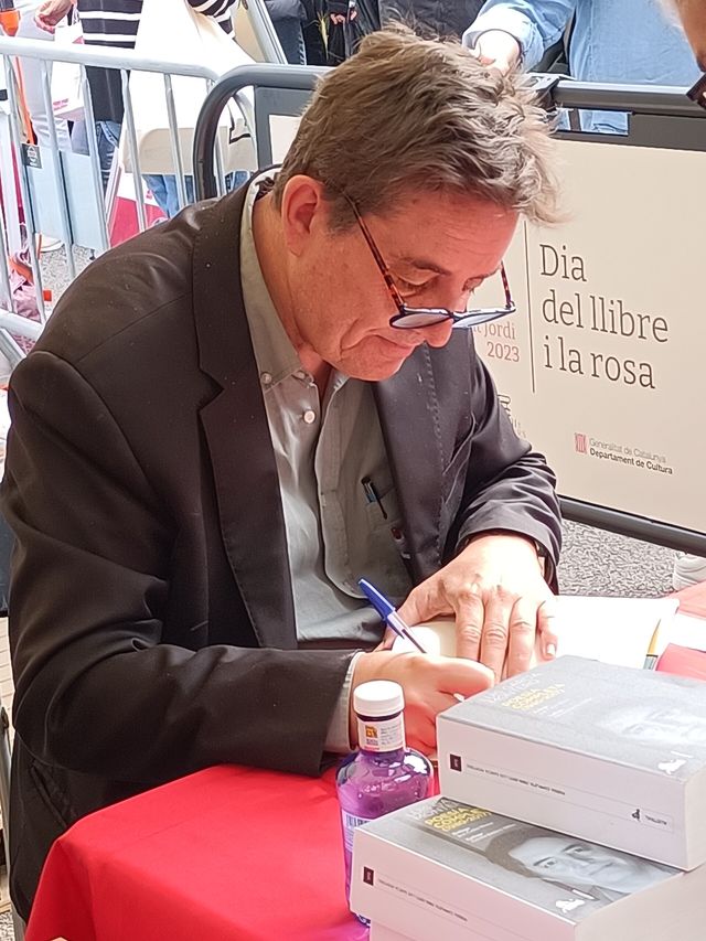 Luis García Montero, director del Instituto Cervantes, firma libros en Barcelona en 2023