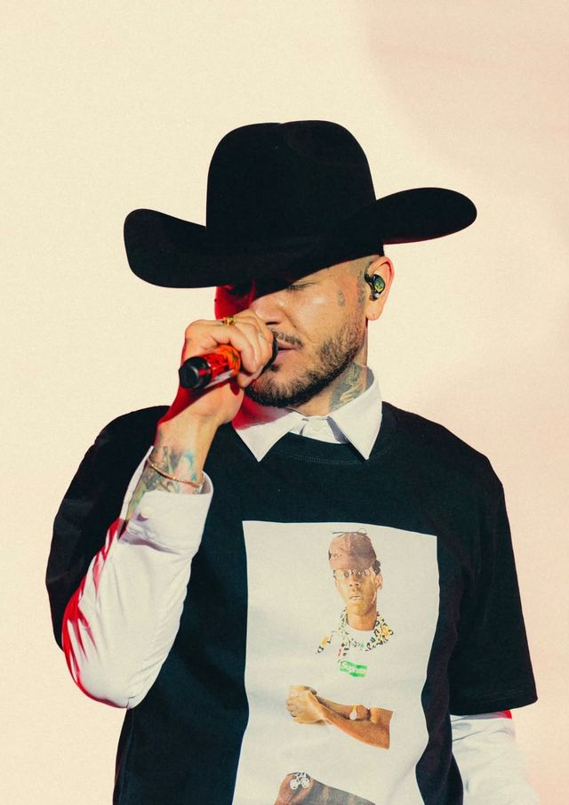 Kapo canta con sombrero vaquero negro y camiseta blanca