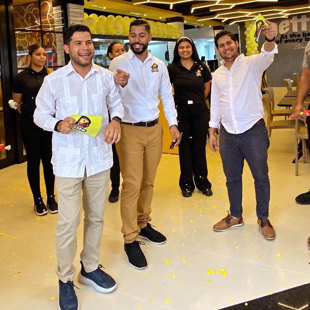 Los hermanos Espinal y su equipo en la inauguración de una sucursal de Pizza Getto
