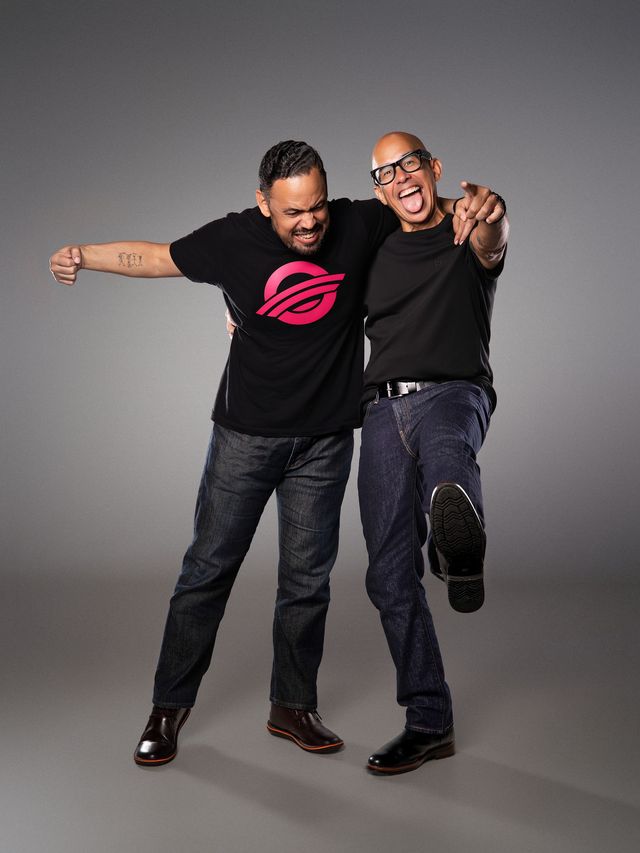 Los fundadores de La Oreja Media Group posan en tono divertido en estudio