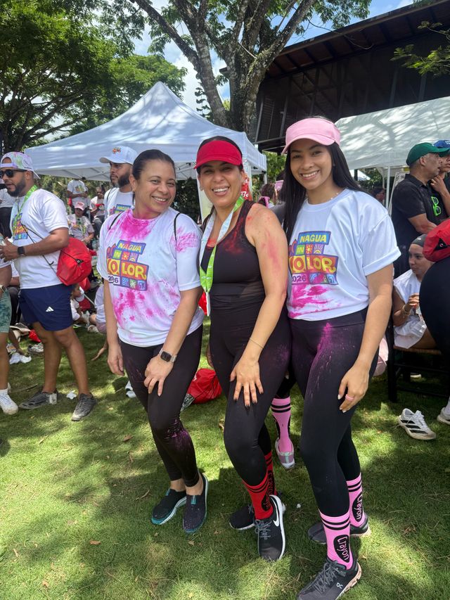 Nielkis de Torres, Suleika Calvo y Gabriela Pereyra con camisetas manchadas de color