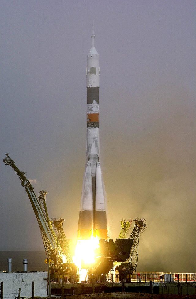 El cohete de la Soyuz TM-31 despega de su plataforma en Baikonur el 31 de octubre de 2000