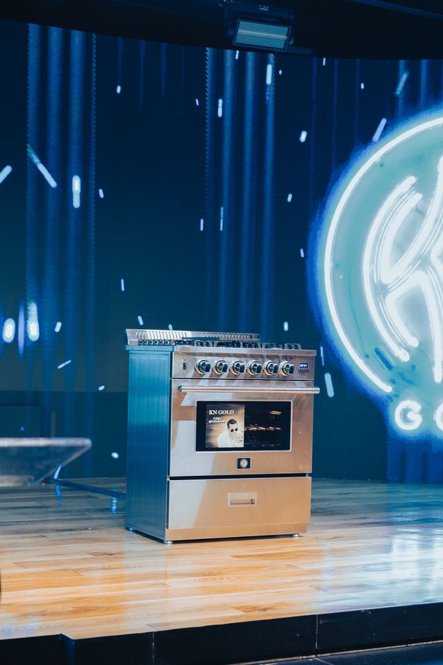 La nueva estufa KN-80X en el escenario del lanzamiento
