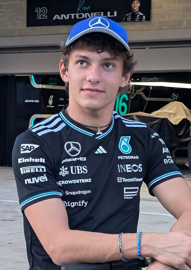 Kimi Antonelli, con gorra azul y camiseta negra de Mercedes, frente a su garaje en el circuito